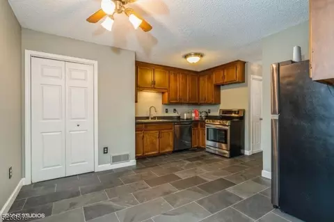 31 Burlington Ct, Hamburg, NJ 07419