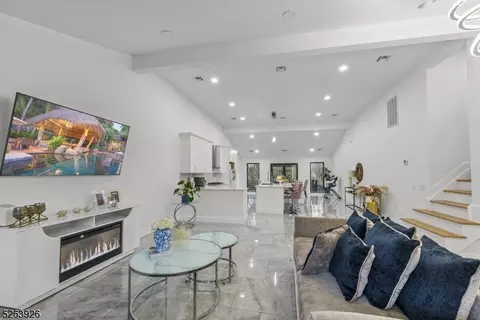 35 Ravine Dr, Woodbridge Twp, NJ 07067