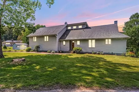 31 Lakeshore Dr E, Vernon Twp, NJ 07422