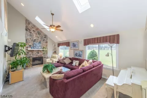 8 Freedom Ct, Montville, NJ 07045