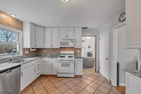 744 Myrna Rd, Paramus, NJ 07652 photo 10