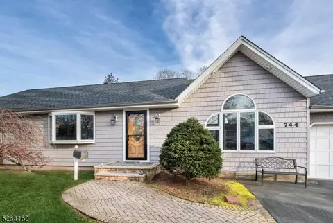 744 Myrna Rd, Paramus, NJ 07652 photo 2