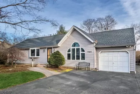 744 Myrna Rd, Paramus, NJ 07652