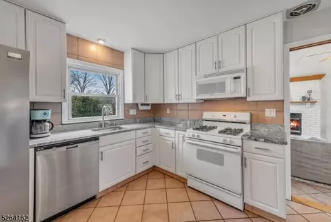744 Myrna Rd, Paramus, NJ 07652 photo 12