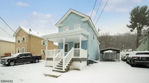 18 Green St, Oxford, NJ 07863