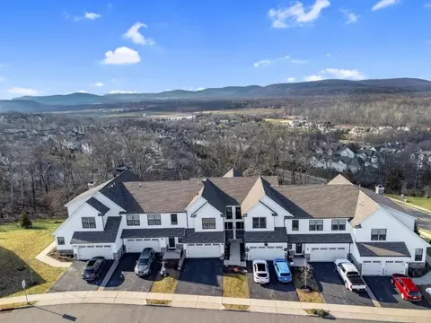 8 Primrose Ln, Hackettstown, NJ 07840