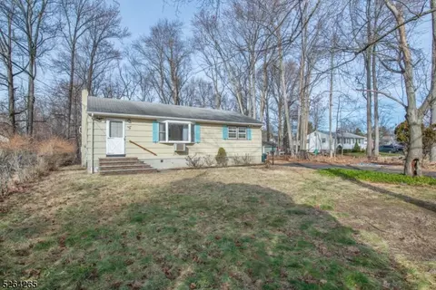 26 Riverside Dr, Pequannock Twp, NJ 07440