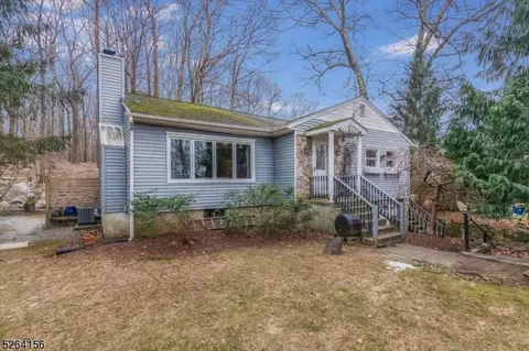 3 Laurel Dr, Stockholm, NJ 07460