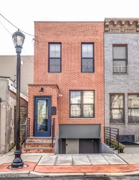 157 18th St, Union City, NJ 07087