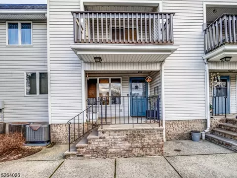 12 Willow Wood Sq #12, East Rutherford, NJ 07073