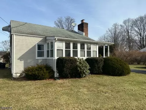 13 Mechanic St, Roxbury Twp, NJ 07876