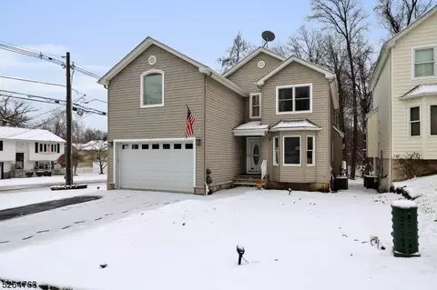 1 Cedar Ct, Totowa, NJ 07512