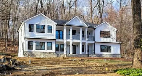 21 Dogwood Dr, Chester Twp, NJ 07930