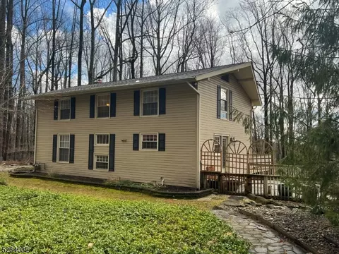 16 Dogwood Dr, Chester Twp, NJ 07930
