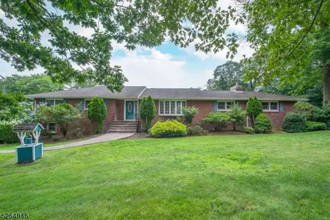 32 Grandview Ave, Upper Saddle River, NJ 07458