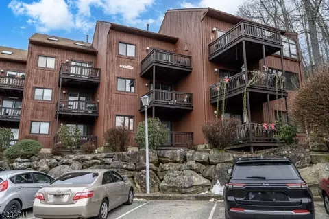 4 Attitash Dr #9, Vernon, NJ 07462