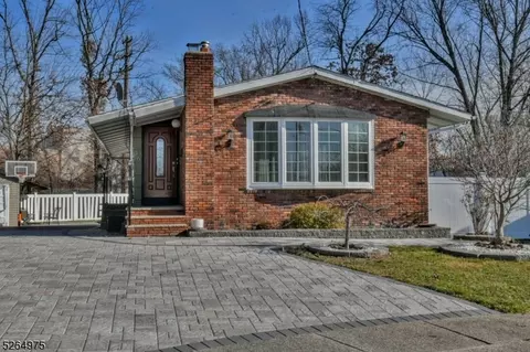26 Dapp Ct, Elmwood Park, NJ 07407