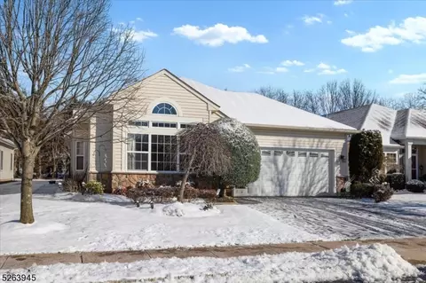 5 Avalon Ct, East Franklin, NJ 08873