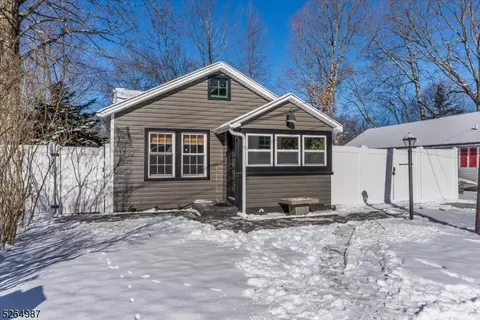 24 Horseshoe Dr, Jefferson, NJ 07438