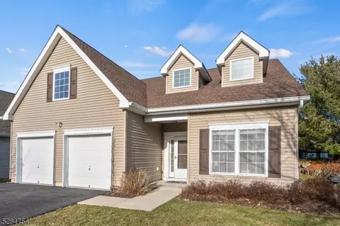 28 Bluffs Ct, Hamburg, NJ 07419