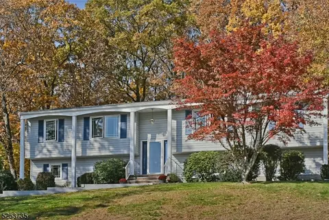 21 Alexandra Rd, Roxbury Twp, NJ 07850