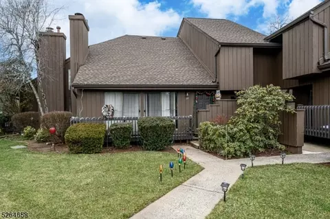 68 Kingsberry Dr, Somerset, NJ 08873