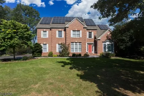5 Hearthstone Ln, Green Brook, NJ 08812