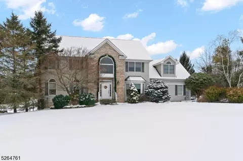 1 Spring Hunter Ct, Green Twp, NJ 07821