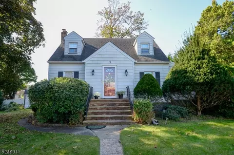 7 Grandview Dr, Wayne, NJ 07470