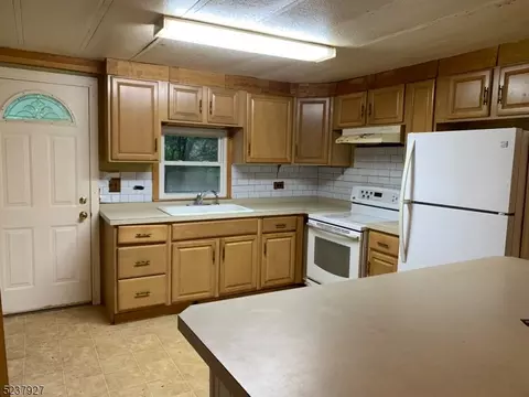 28 Northwood Dr, High Bridge, NJ 08829
