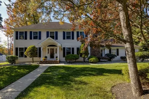 17 Lake Dr, North Brunswick Twp, NJ 08902