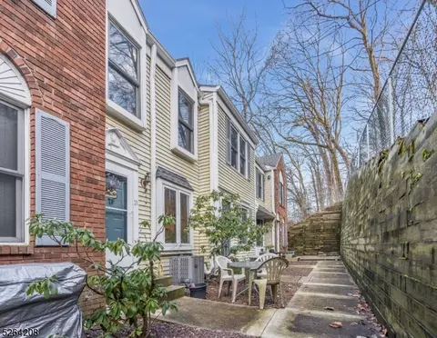 21 Colonial Ct, High Bridge, NJ 08829