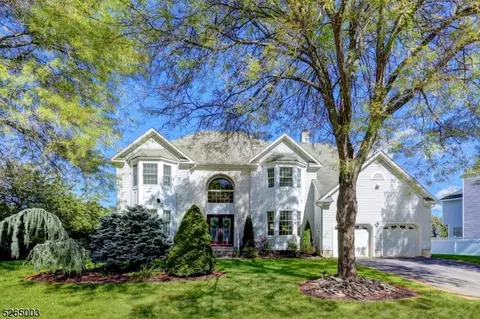 11 Baybury Ct, East Hanover, NJ 07936