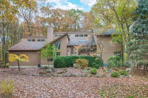 3 Pinewood Ter, Kinnelon, NJ 07405