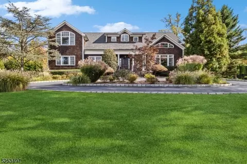 5 Huntington Rd, Livingston, NJ 07039