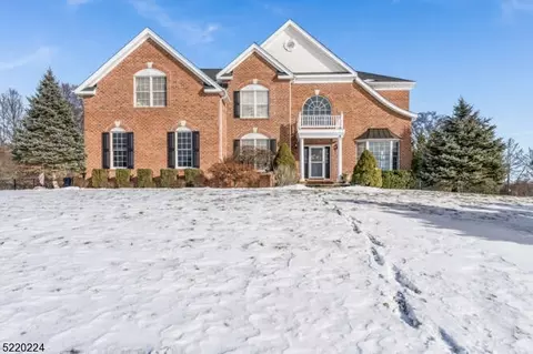 49 Balmoral Dr, Alexandria, NJ 08867