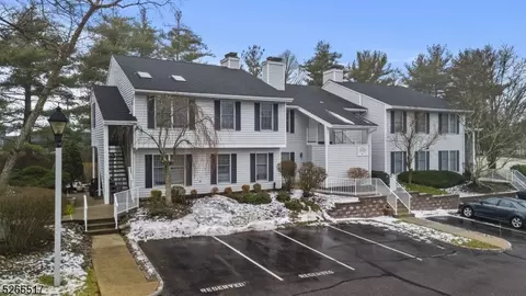 412 Ferncrest Ct, Three Bridges, NJ 08887