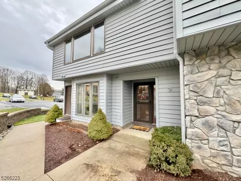 428 Iroquois Ct #428, Lafayette, NJ 07848