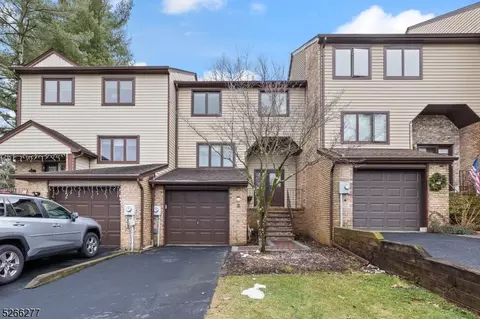 33 Stockton Ct, Morris Plains, NJ 07950