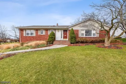 32 Coddington Ter, Livingston, NJ 07039