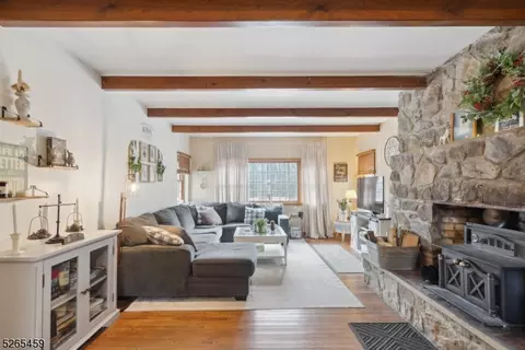 96 Mountain Lake Rd, Belvidere, NJ 07823