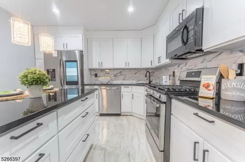 25 Dow St, Belleville, NJ 07109
