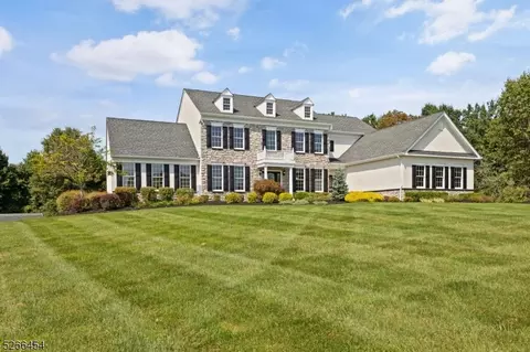 25 Balmoral Dr, Alexandria, NJ 08867