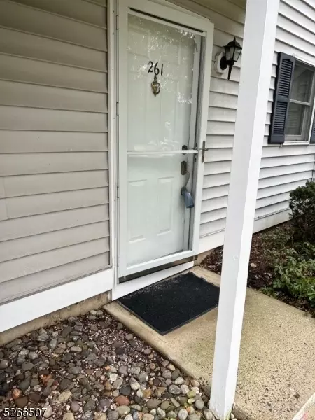 261 Kingbird Ct, Three Bridges, NJ 08887