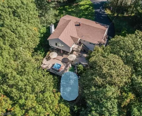 6 Whitty Rd, Kinnelon, NJ 07405