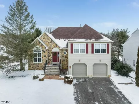 374 Stonehenge Dr, Phillipsburg, NJ 08865