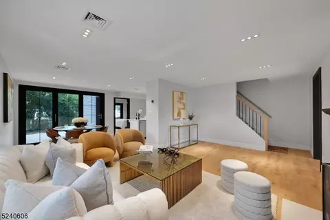 959 Barnes Dr, Ridgewood, NJ 07450