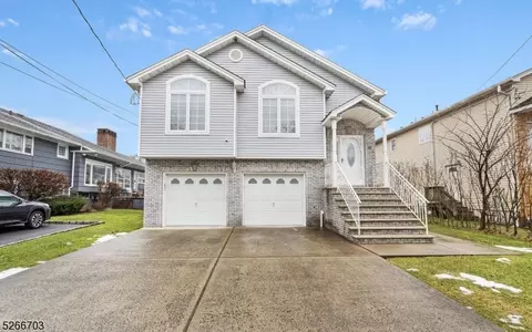 15 Robbinwood Ter, Linden, NJ 07036