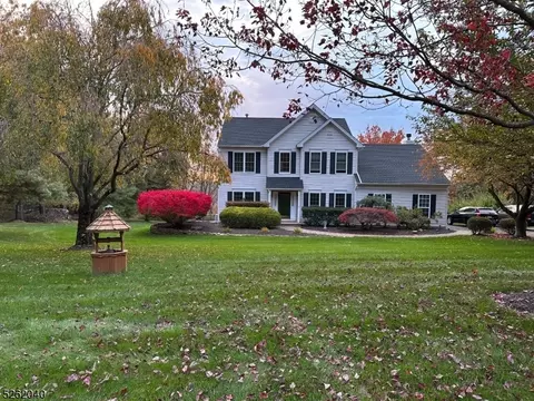 1 Tracey Ln, Mount Olive, NJ 07828