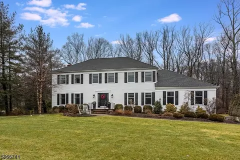 16 Orchard Dr, Randolph, NJ 07869